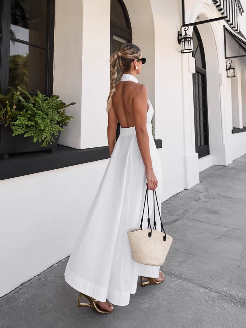 Robe longue blanche dos nu à col halter et boutons sur le devant