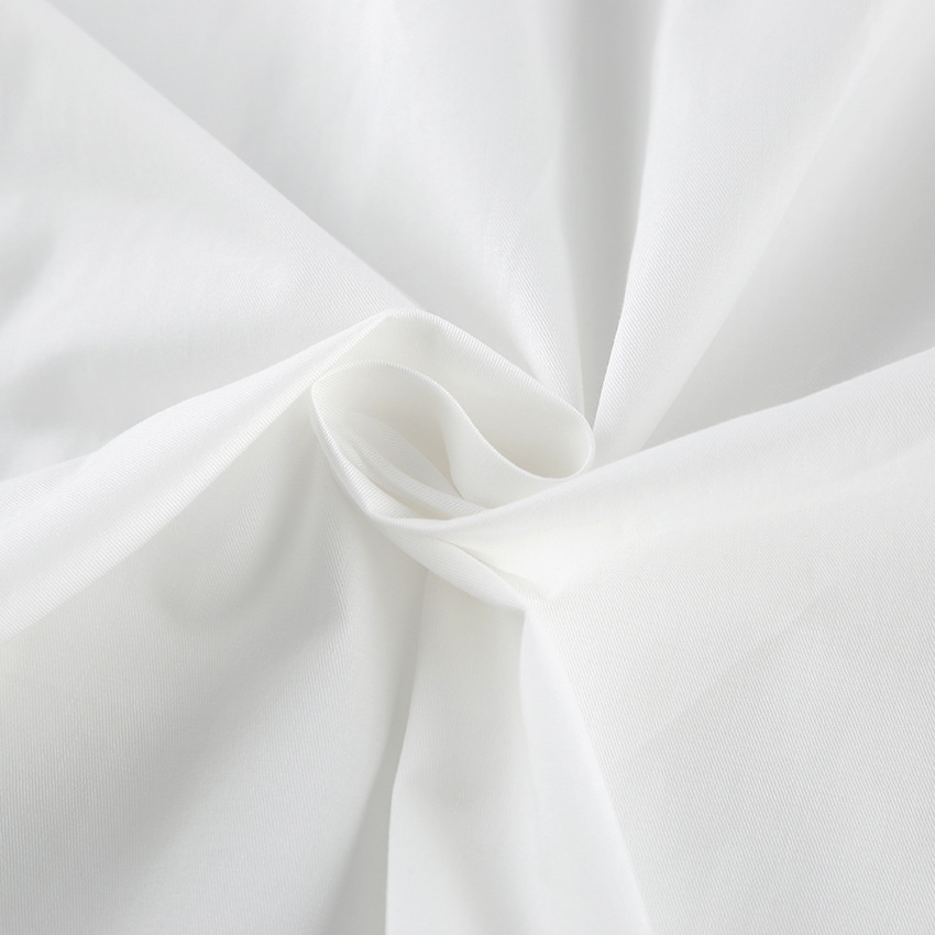 Robe longue blanche dos nu à col halter et boutons sur le devant