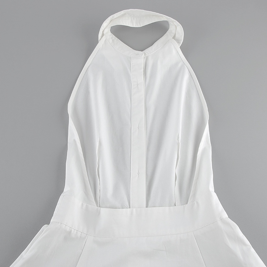 Robe longue blanche dos nu à col halter et boutons sur le devant