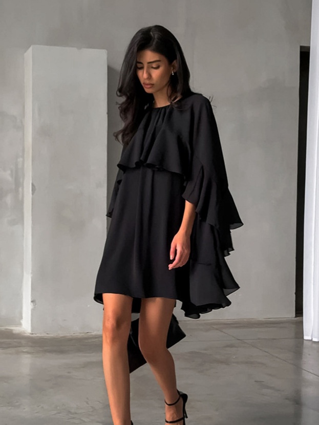 Robe mini fluide élégante à volants noirs