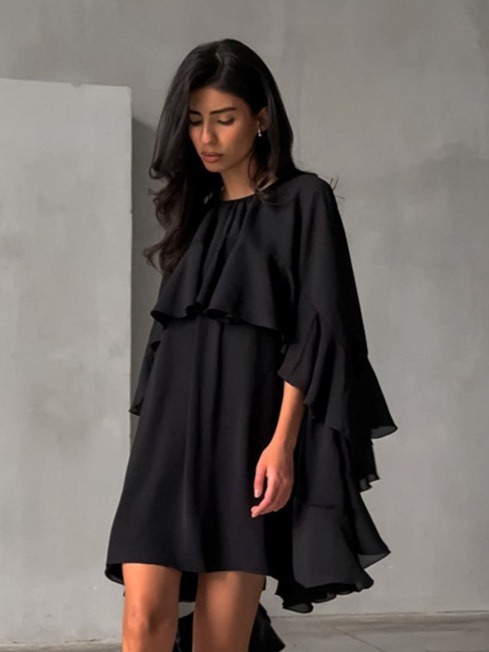 Robe mini fluide élégante à volants noirs