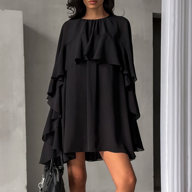 Robe mini fluide élégante à volants noirs