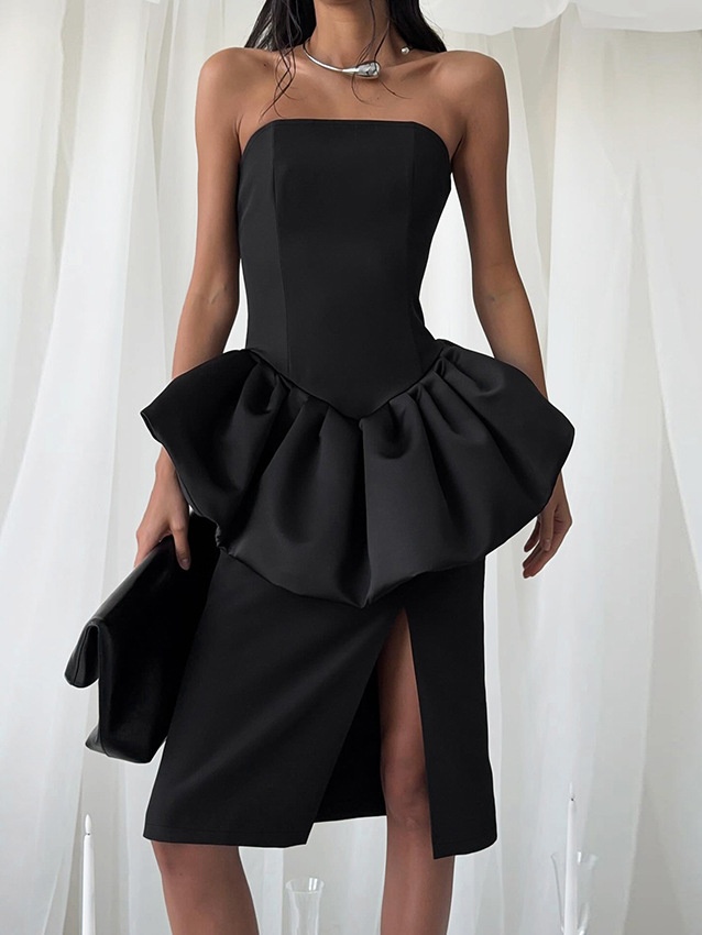 Élégante robe midi bustier noire à basque et fente