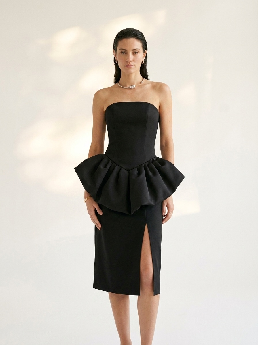 Élégante robe midi bustier noire à basque et fente