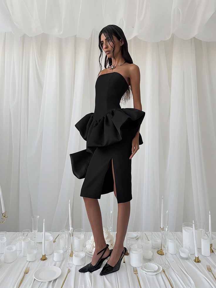 Élégante robe midi bustier noire à basque et fente