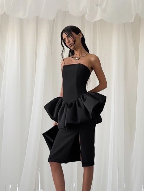 Élégante robe midi bustier noire à basque et fente