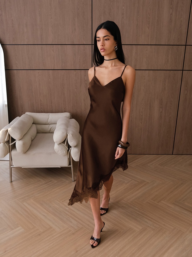 Abito midi sottoveste in raso con orlo asimmetrico e inserti in pizzo.