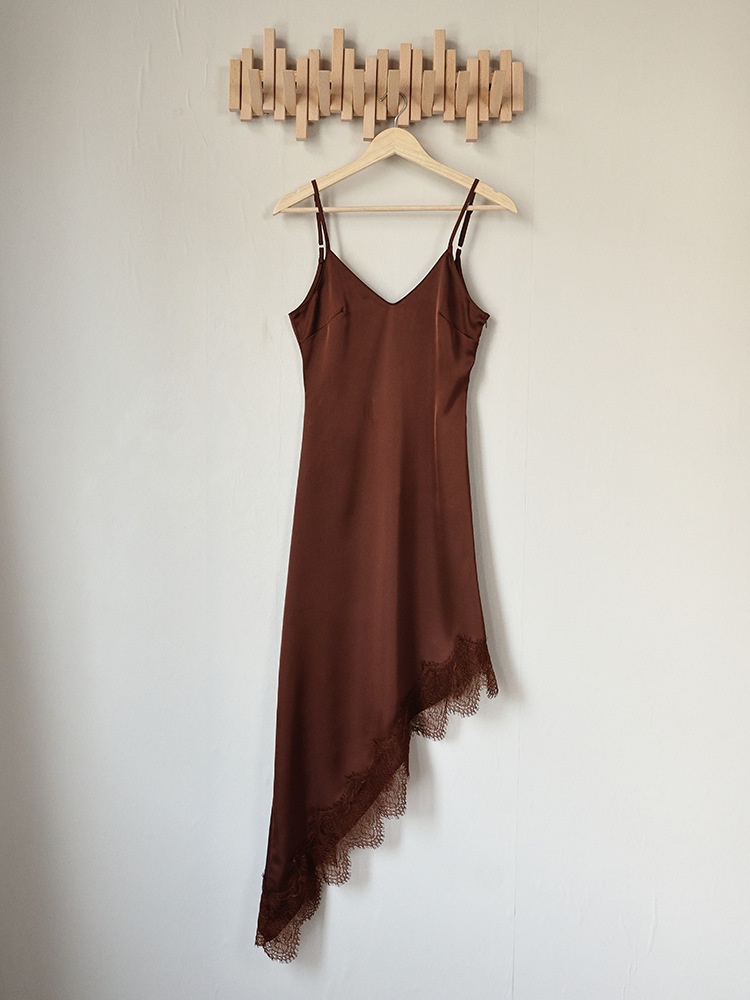 Abito midi sottoveste in raso con orlo asimmetrico e inserti in pizzo.