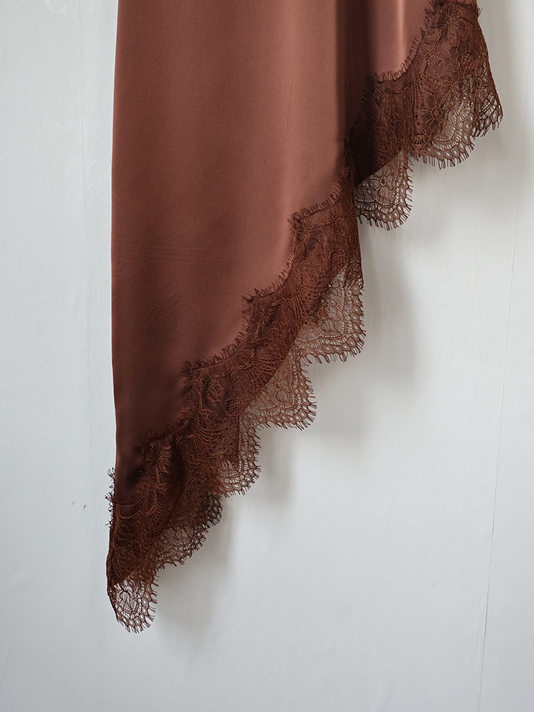 Abito midi sottoveste in raso con orlo asimmetrico e inserti in pizzo.
