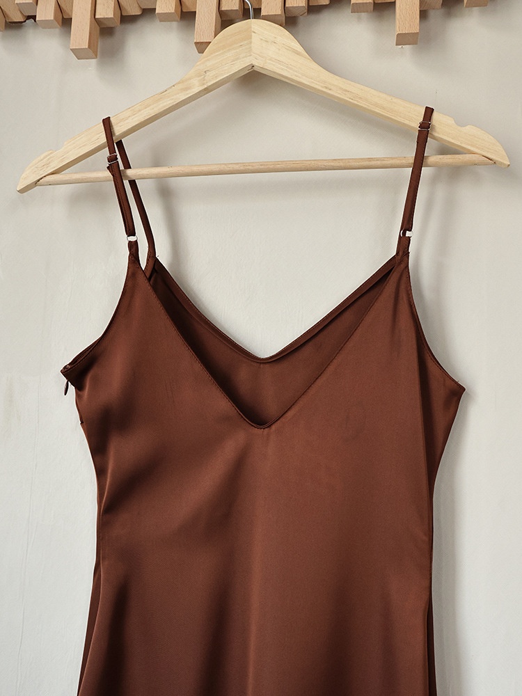 Abito midi sottoveste in raso con orlo asimmetrico e inserti in pizzo.