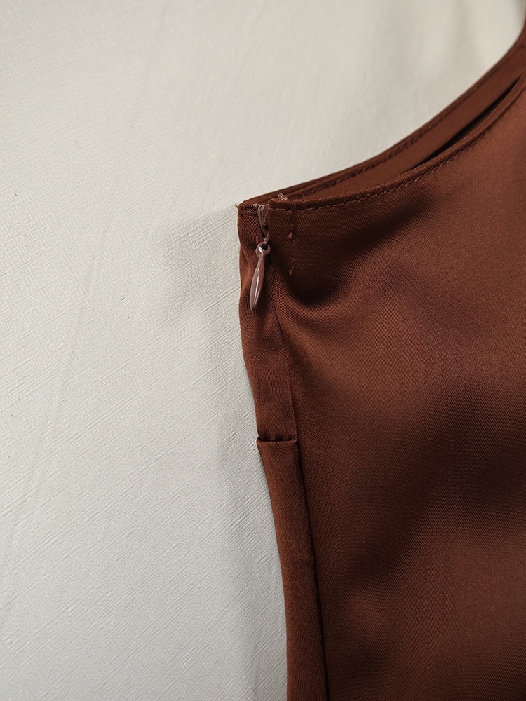 Abito midi sottoveste in raso con orlo asimmetrico e inserti in pizzo.