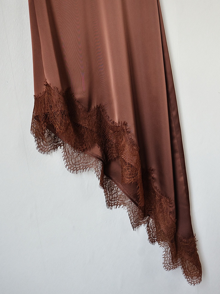 Abito midi sottoveste in raso con orlo asimmetrico e inserti in pizzo.