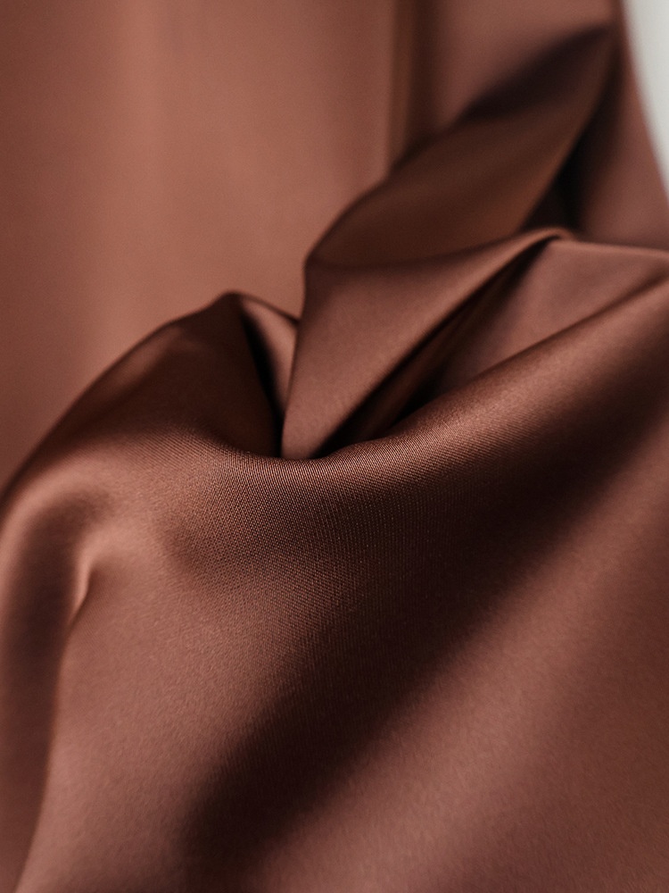 Abito midi sottoveste in raso con orlo asimmetrico e inserti in pizzo.