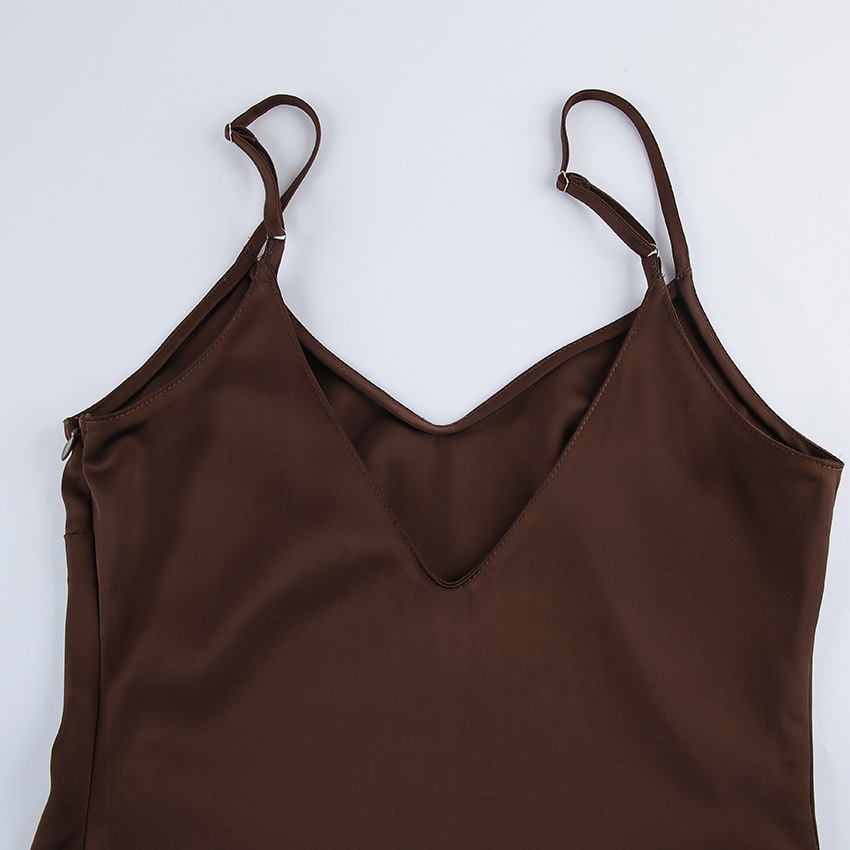 Abito midi sottoveste in raso con orlo asimmetrico e inserti in pizzo.