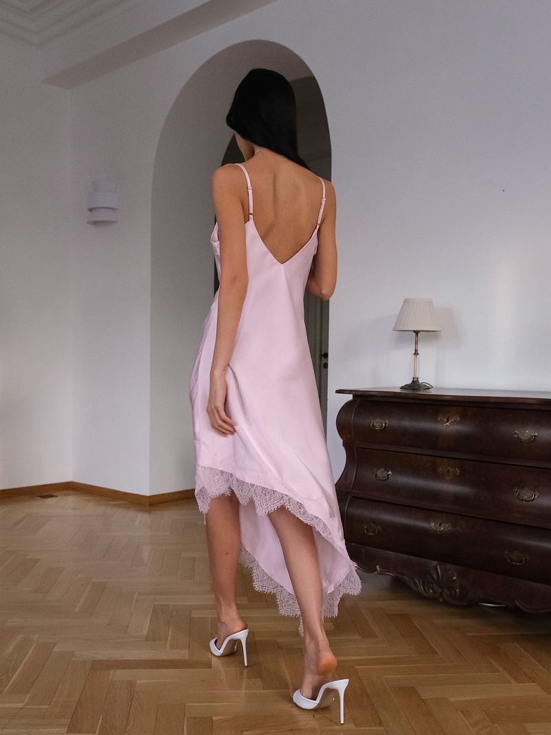 Abito midi sottoveste in raso con orlo asimmetrico e inserti in pizzo.