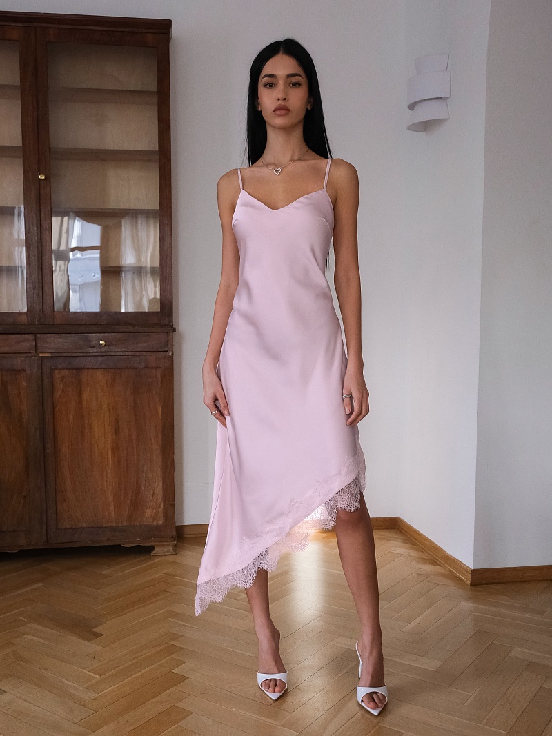 Abito midi sottoveste in raso con orlo asimmetrico e inserti in pizzo.