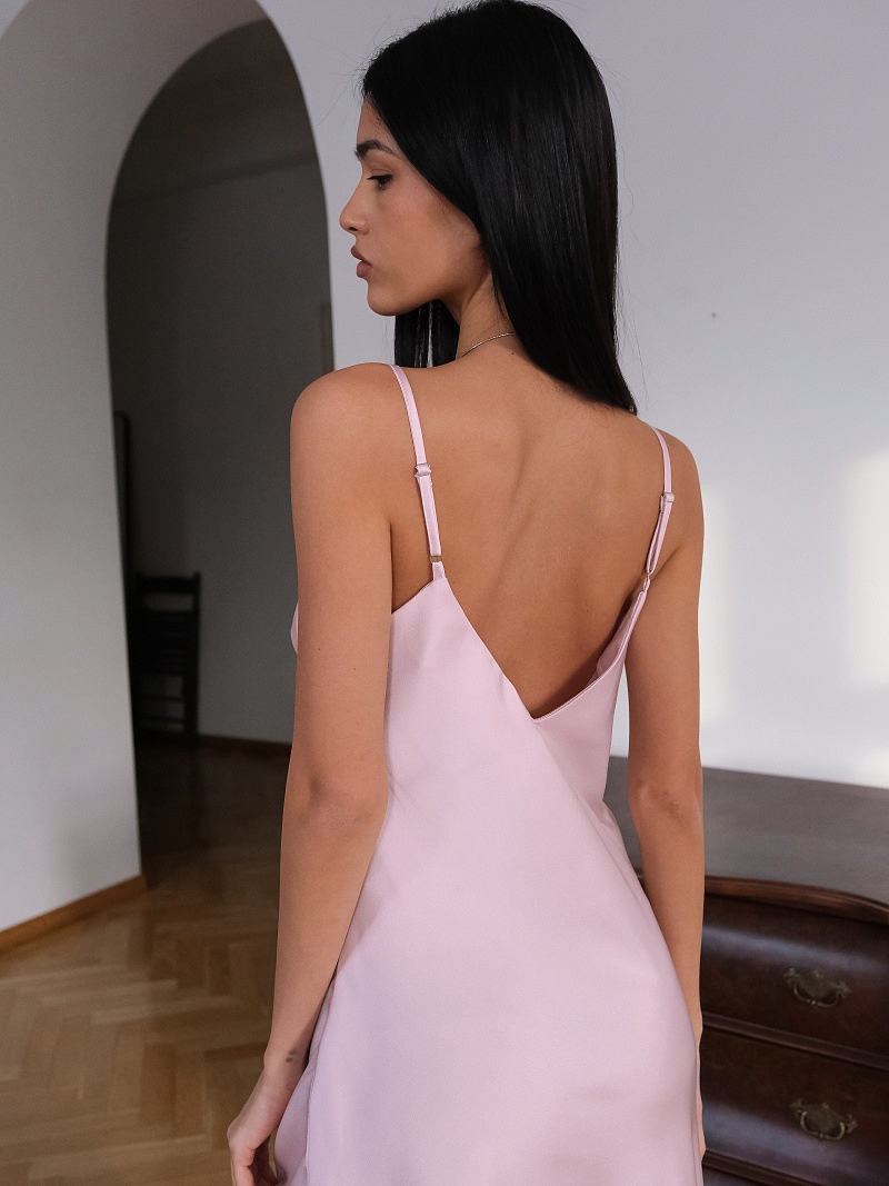 Abito midi sottoveste in raso con orlo asimmetrico e inserti in pizzo.