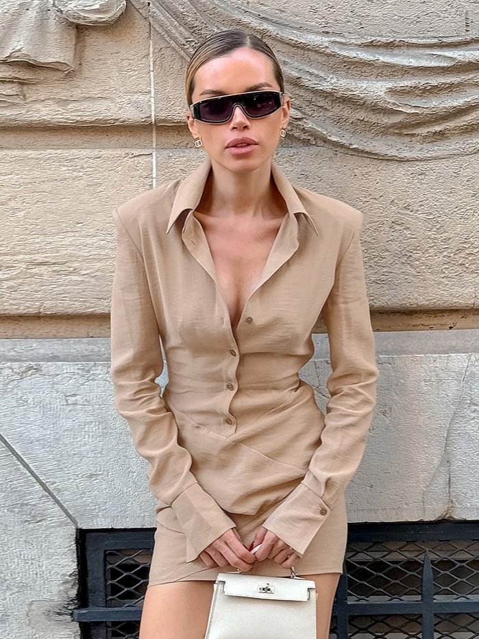 Robe chemise courte chic à épaulettes rembourrées et boutons sur le devant