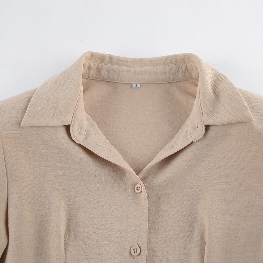 Robe chemise courte chic à épaulettes rembourrées et boutons sur le devant