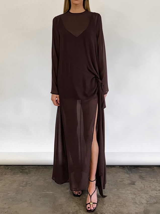 Robe longue transparente avec fente latérale et détail de nœud