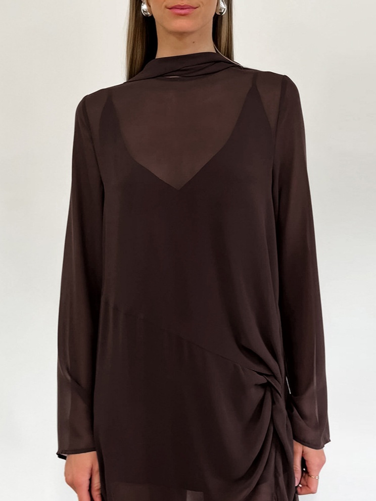 Robe longue transparente avec fente latérale et détail de nœud