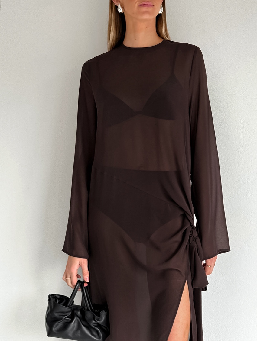 Robe longue transparente avec fente latérale et détail de nœud