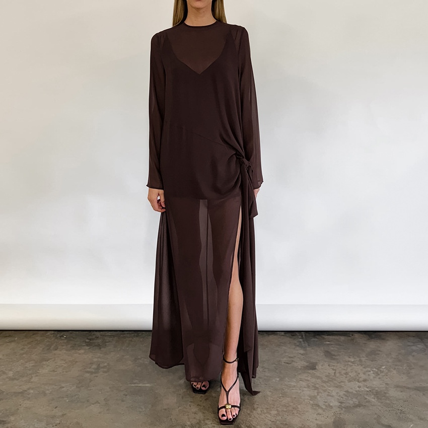 Robe longue transparente avec fente latérale et détail de nœud