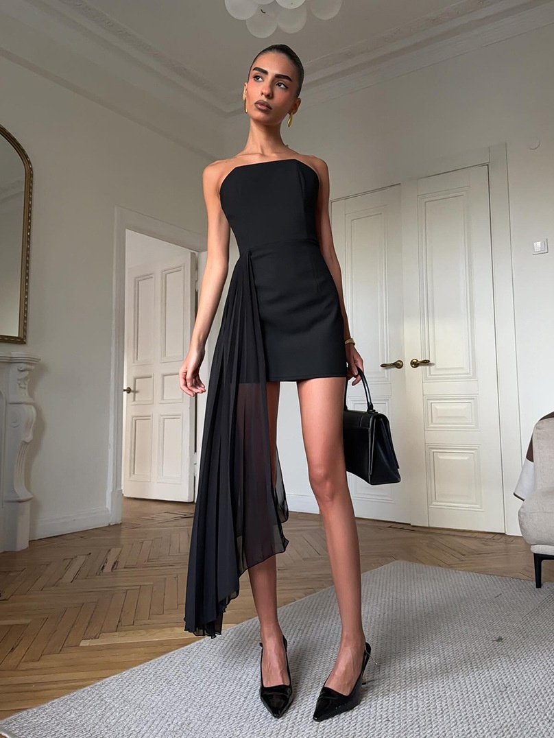 Robe mini bustier avec traîne en mousseline plissée