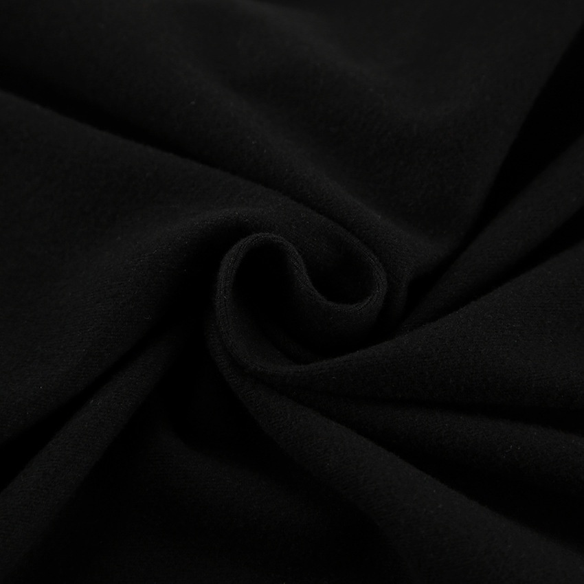 Robe courte noire à bordure en dentelle - Manches longues et col en V