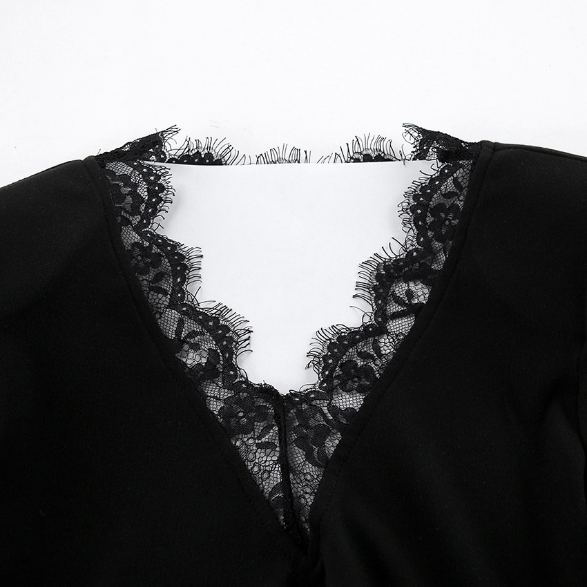 Robe courte noire à bordure en dentelle - Manches longues et col en V