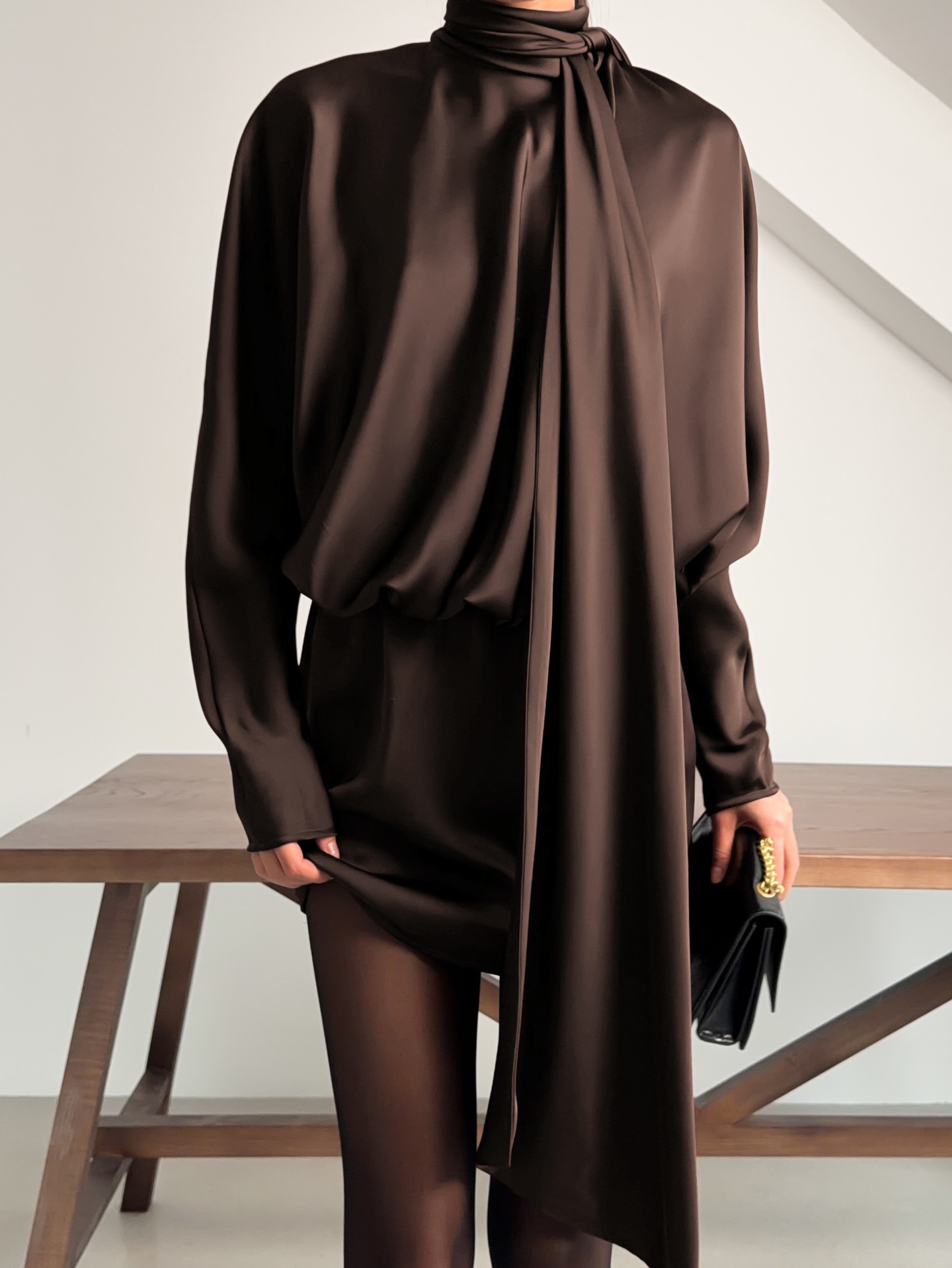 Mini abito da donna in raso marrone scuro con scollo a sciarpa