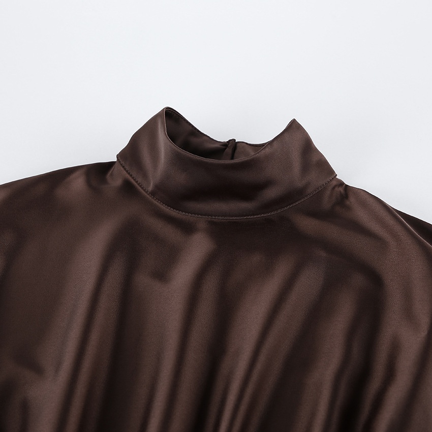 Mini abito da donna in raso marrone scuro con scollo a sciarpa