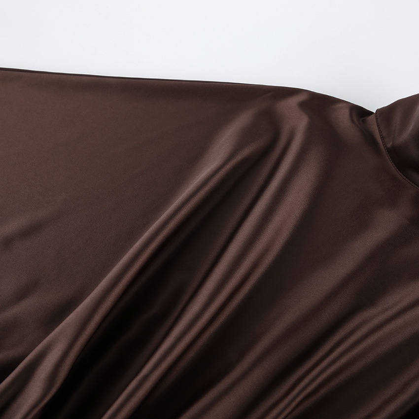 Mini abito da donna in raso marrone scuro con scollo a sciarpa