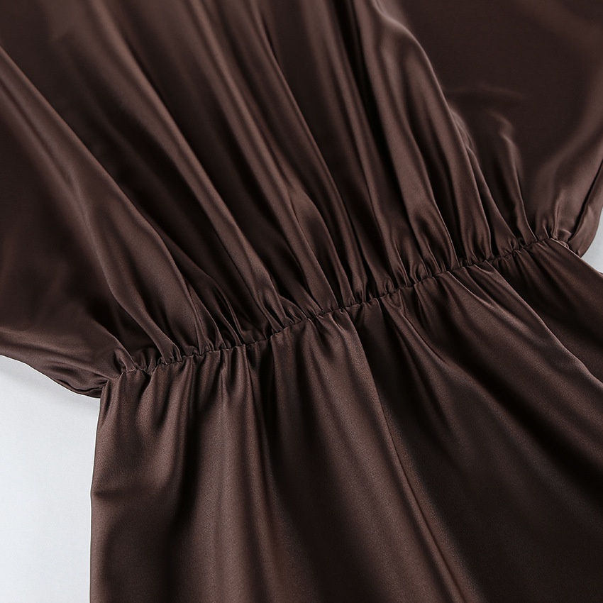 Mini abito da donna in raso marrone scuro con scollo a sciarpa