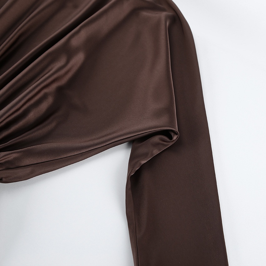 Mini abito da donna in raso marrone scuro con scollo a sciarpa
