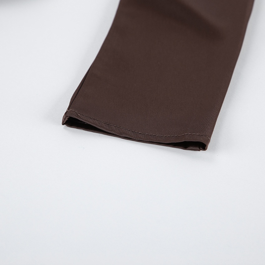 Mini abito da donna in raso marrone scuro con scollo a sciarpa