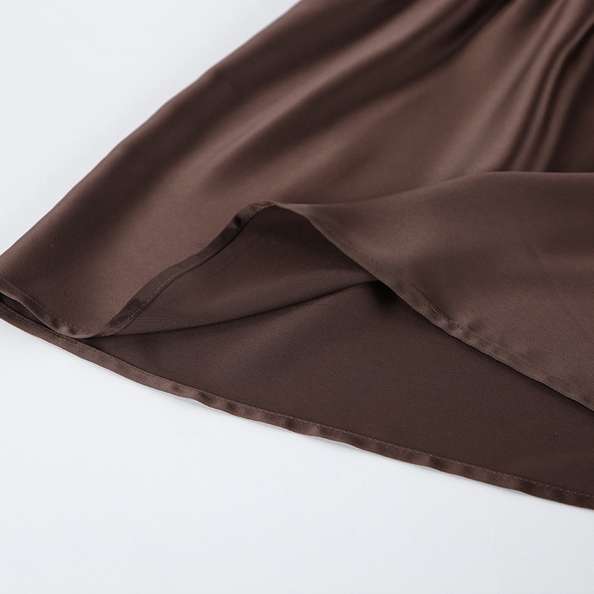 Mini abito da donna in raso marrone scuro con scollo a sciarpa