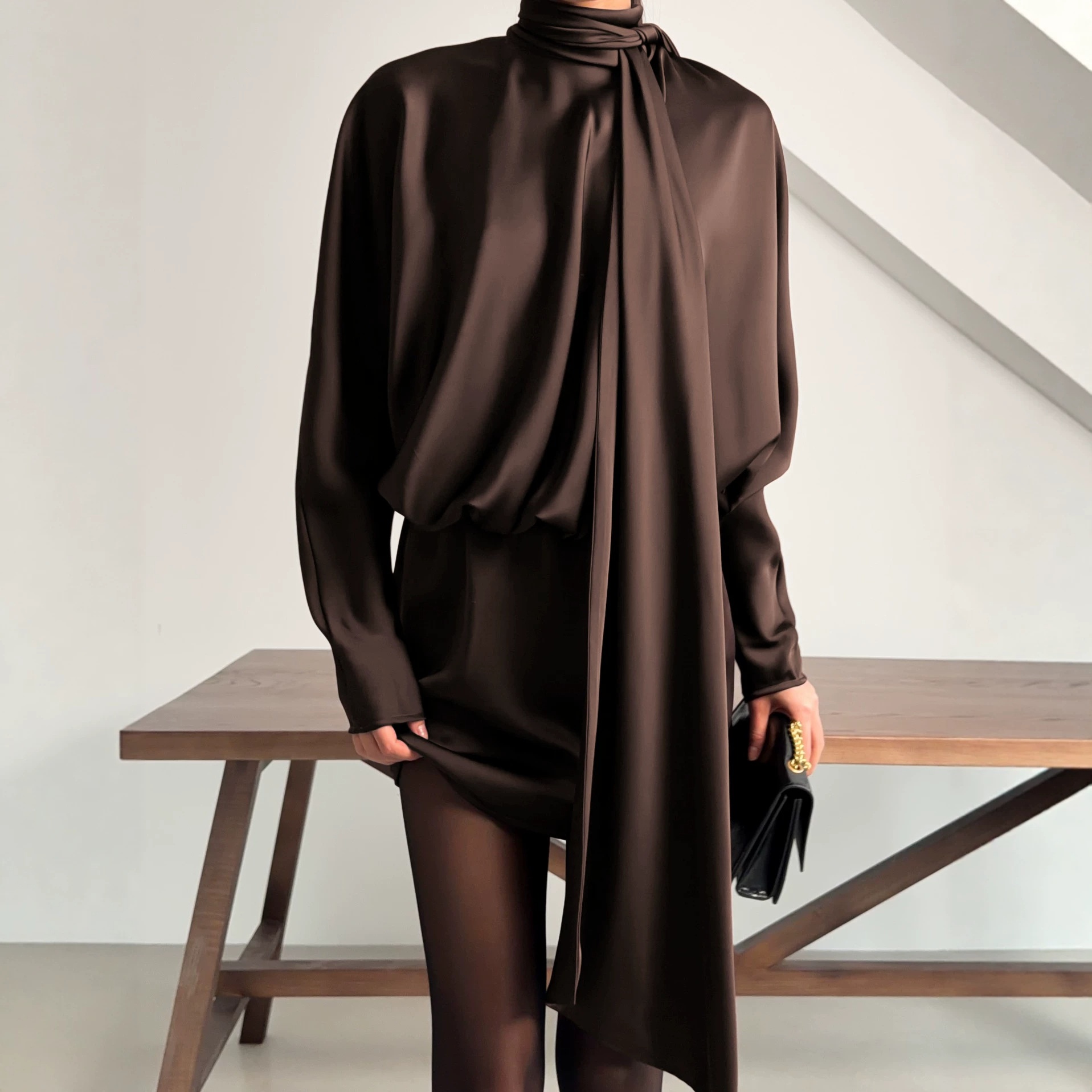 Mini abito da donna in raso marrone scuro con scollo a sciarpa
