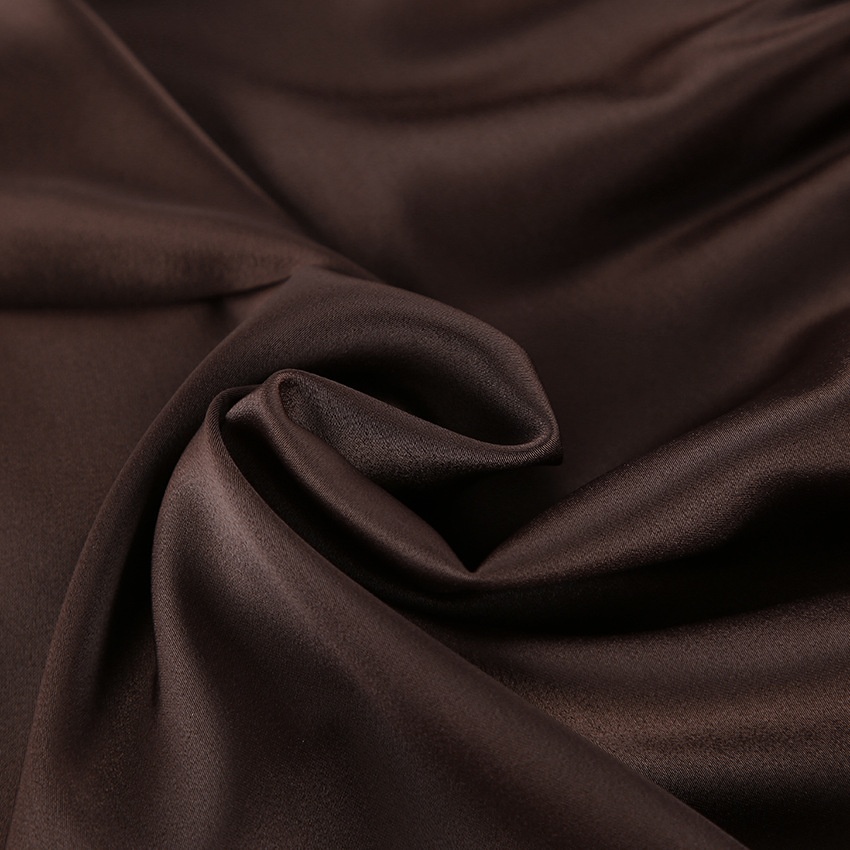 Mini abito da donna in raso marrone scuro con scollo a sciarpa