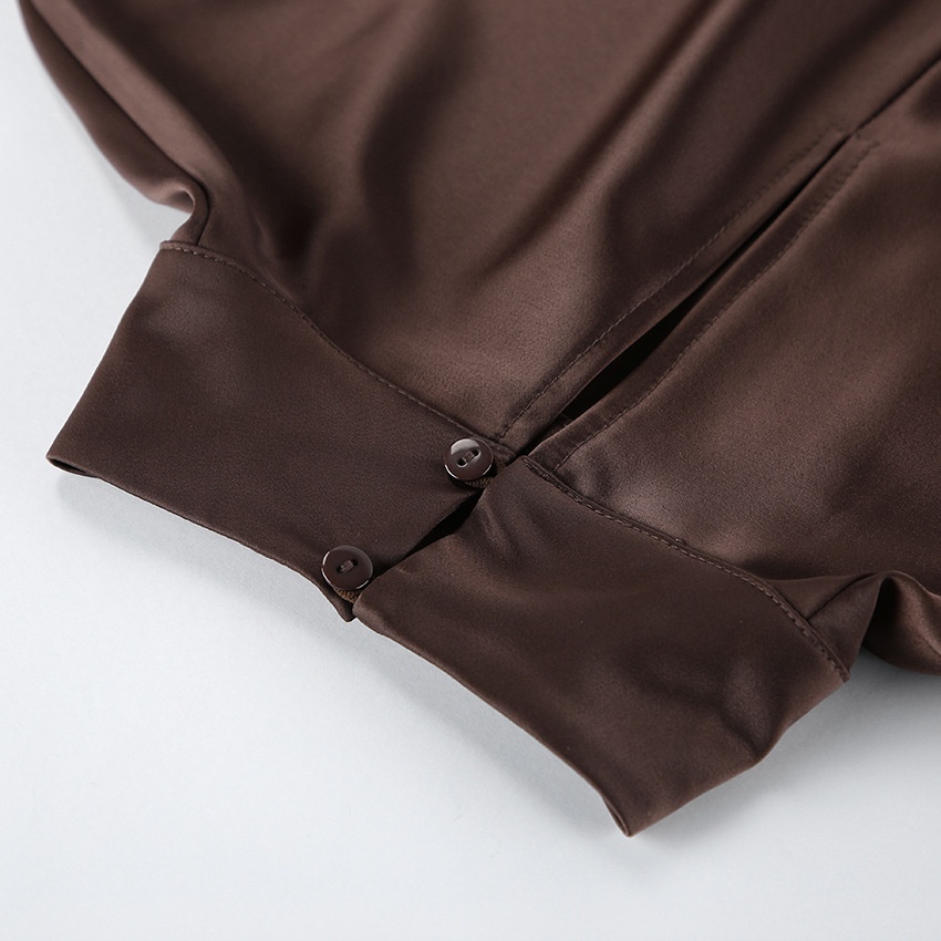 Mini abito da donna in raso marrone scuro con scollo a sciarpa