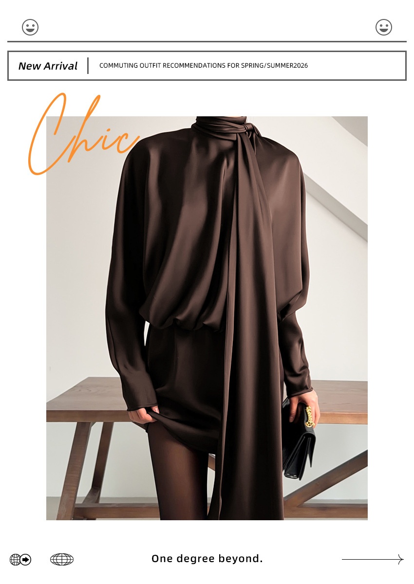 Mini abito da donna in raso marrone scuro con scollo a sciarpa