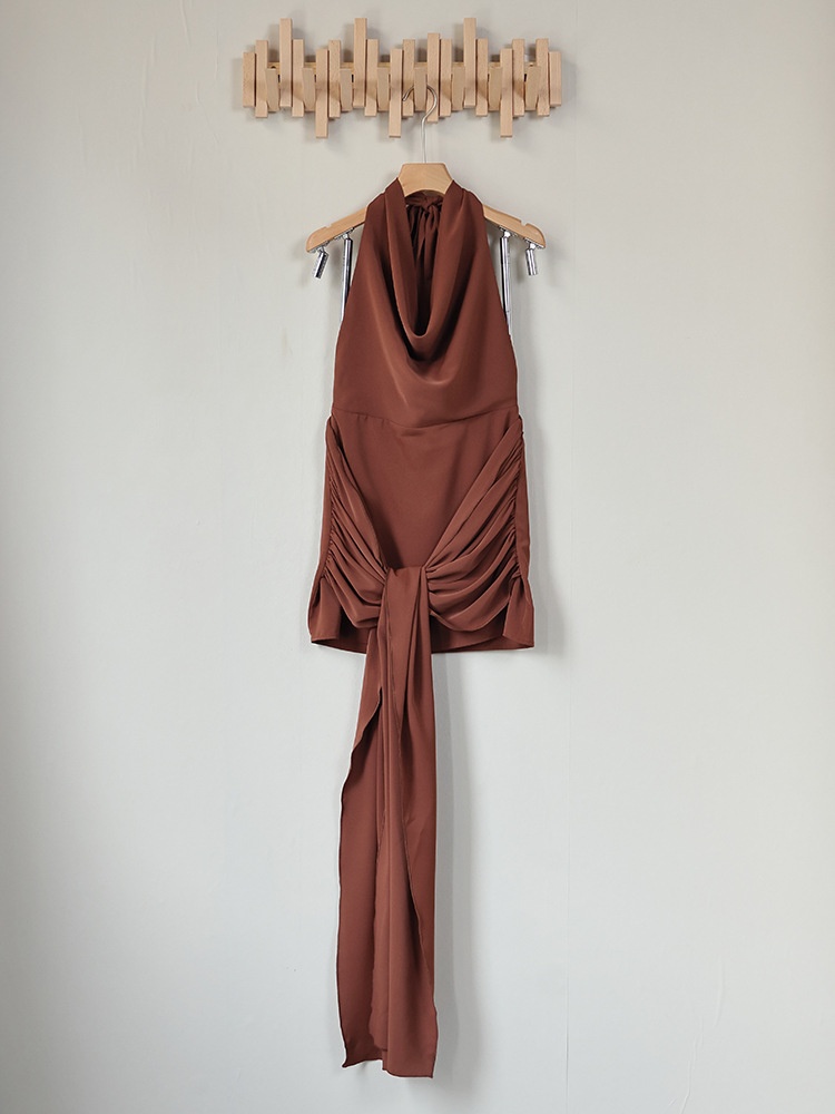 Mini abito marrone con scollo all'americana, drappeggio e cintura in vita