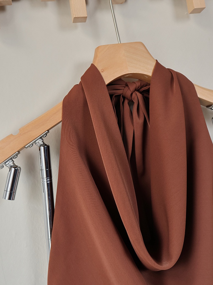 Mini abito marrone con scollo all'americana, drappeggio e cintura in vita