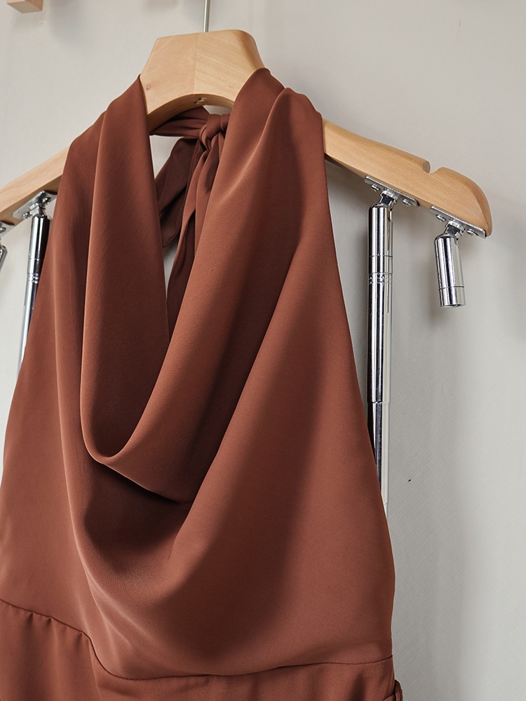 Mini abito marrone con scollo all'americana, drappeggio e cintura in vita