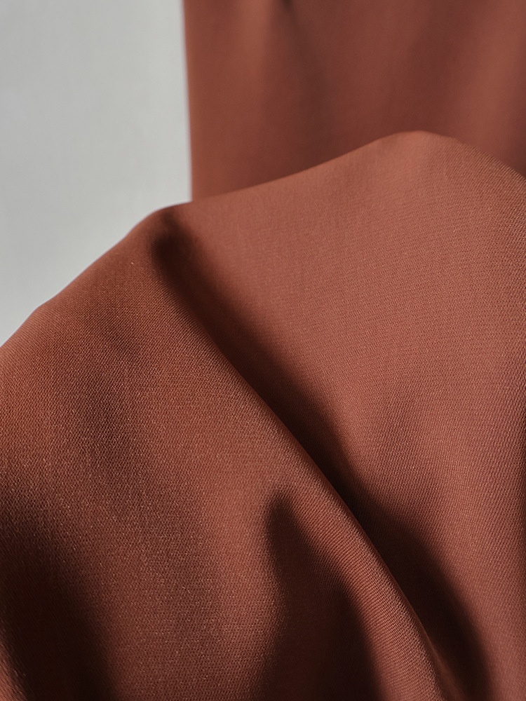 Mini abito marrone con scollo all'americana, drappeggio e cintura in vita