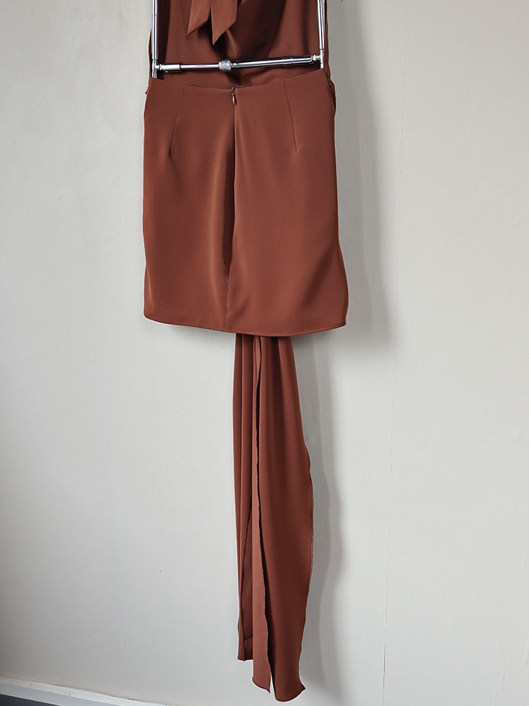 Mini abito marrone con scollo all'americana, drappeggio e cintura in vita