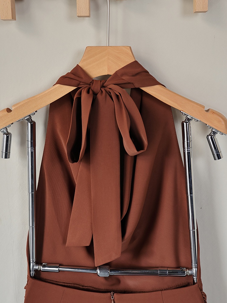 Mini abito marrone con scollo all'americana, drappeggio e cintura in vita