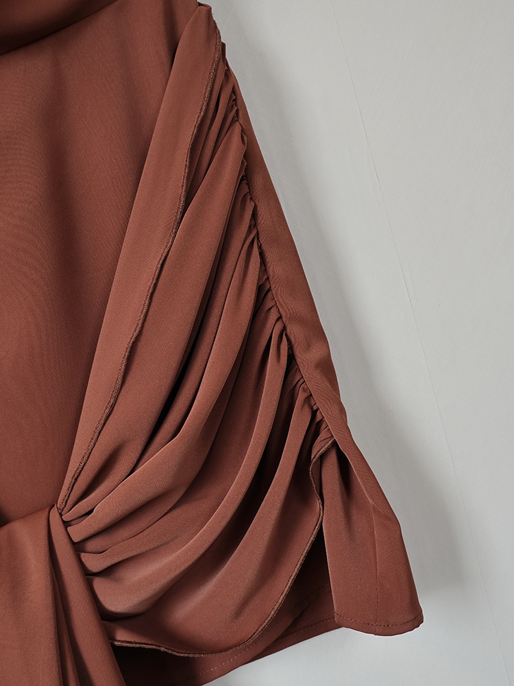 Mini abito marrone con scollo all'americana, drappeggio e cintura in vita