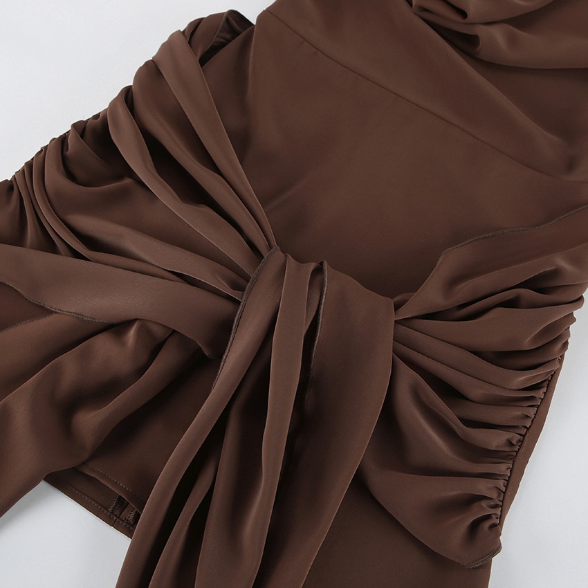Mini abito marrone con scollo all'americana, drappeggio e cintura in vita