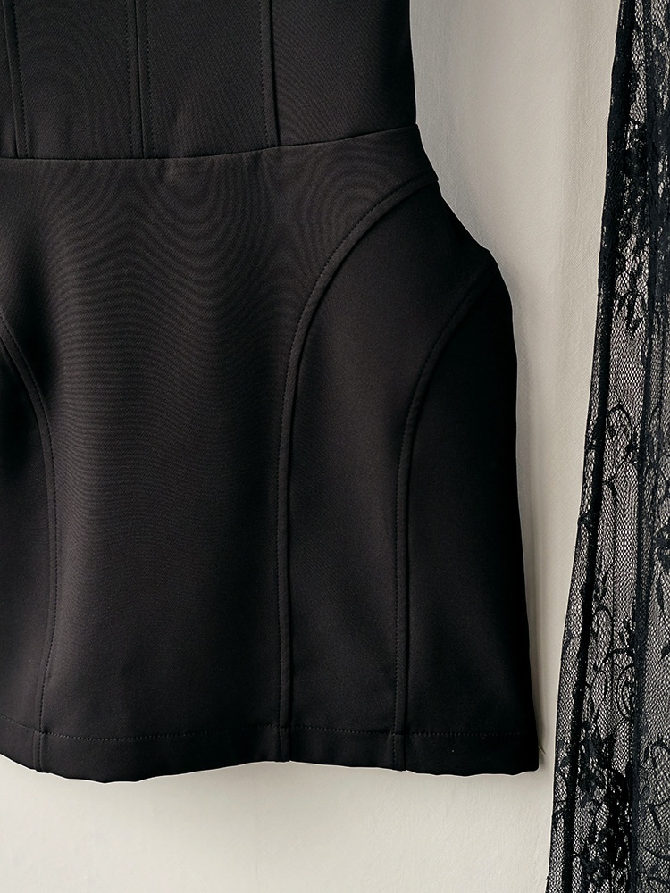 Completo composto da mini abito a corsetto con bordo in pizzo e gonna lunga trasparente.